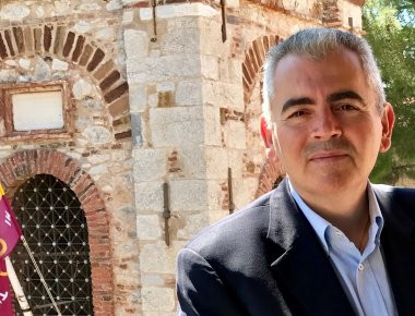 Λάρισα: Αναρχικοί βανδάλισαν το γραφείο του βουλευτή Μάξιμου Χαρακόπουλου